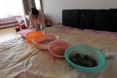 仲巴楼上漏水，住户失联，小区没物管，业主维权难！律师来支招……